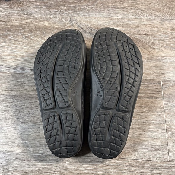 Oofos Women's Ooriginal Slippers Sandals Recovery Flip Flops 9	Blk/Metallic Gray - Picture 6 of 8